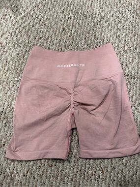 Alphalete Amplify shorts light pink